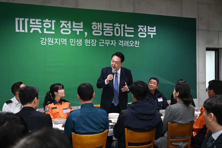 [강릉=뉴시스] 윤석열 대통령이 19일 강원도 강릉의 한 식당에서 열린 강원도 현업 종사자 격려 오찬에 참석해 발언하고 있다. (사진=대통령실 제공) 2024.01.19. photo@newsis.com *재판매 및 DB 금지