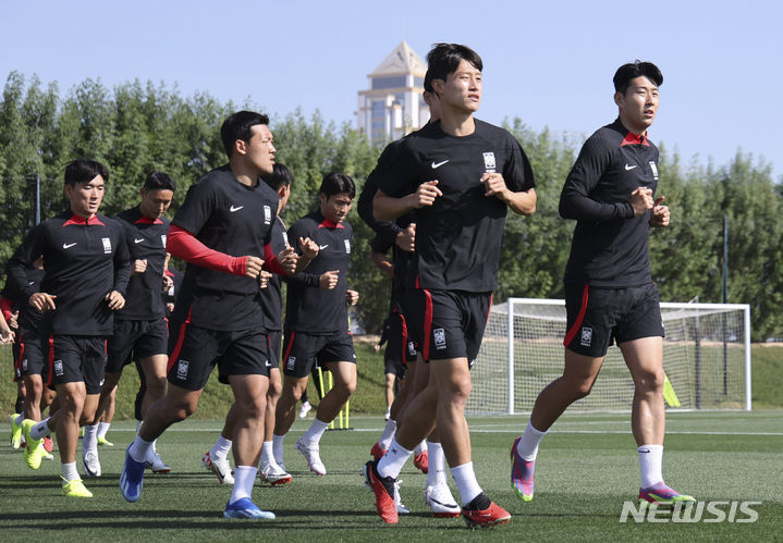 [도하(카타르)=뉴시스] 김근수 기자 = 대한민국 축구대표팀 선수들이 19일(현지시각) 카타르 도하 알 에글라 트레이닝 센터에서 러닝 훈련을 하고 있다. 위르겐 클린스만 감독이 이끄는 대표팀은 오는 20일 요르단과 2차전, 25일 말레이시아와 3차전을 치른다. 2024.01.19. ks@newsis.com