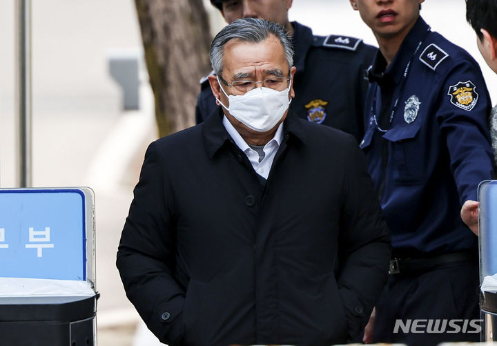 [의왕=뉴시스] 정병혁 기자 = 검찰이 대장동 개발 관련 민간사업자들로부터 청탁 대가 금품을 받은 혐의 등으로 재판에 넘겨진 박영수 전 특별검사에게 징역 12년의 중형을 구형했다. 사진은 박 전 특검이 지난 1월19일 경기 의왕시 서울구치소에서 보석으로 석방되고 있는 모습. 2024.01.19. jhope@newsis.com