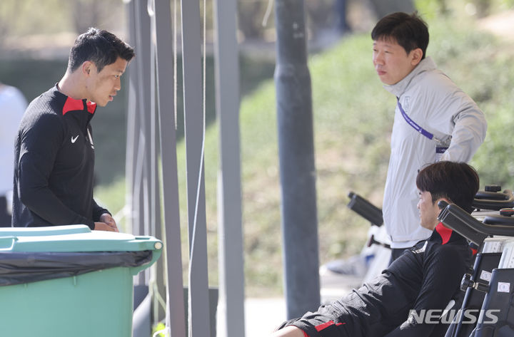 [도하(카타르)=뉴시스] 김근수 기자 = 대한민국 축구대표팀 황희찬과 김진수가 19일(현지시각) 카타르 도하 알 에글라 트레이닝 센터에서 훈련 도중 이야기 나누고 있다. 위르겐 클린스만 감독이 이끄는 대표팀은 오는 20일 요르단과 2차전, 25일 말레이시아와 3차전을 치른다. 2024.01.19. ks@newsis.com