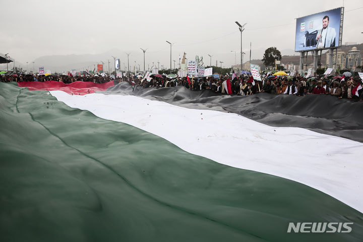 [사나=AP/뉴시스]예멘 수도 사나에서 후티 반군 지지자들이 19일(현지시간) 커다란 팔레스타인 국기를 펼친 채 팔레스타인 지지 시위를 벌이고 있다. 2024.1.20.