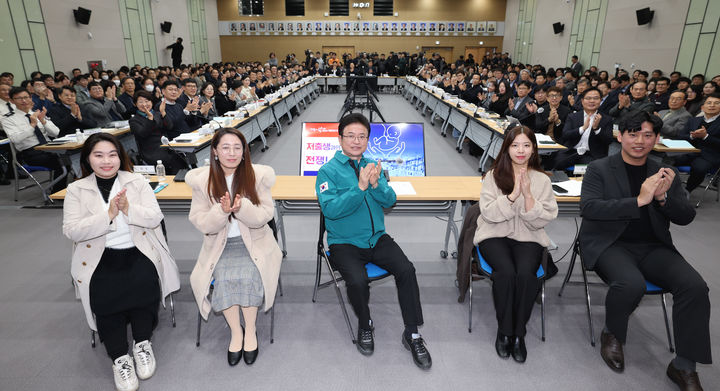 [안동=뉴시스] 지난 18일 경북도청에서 진행된 '저출생 극복을 위한 끝장 토론' (사진=경북도 제공) 2024.01.20 *재판매 및 DB 금지