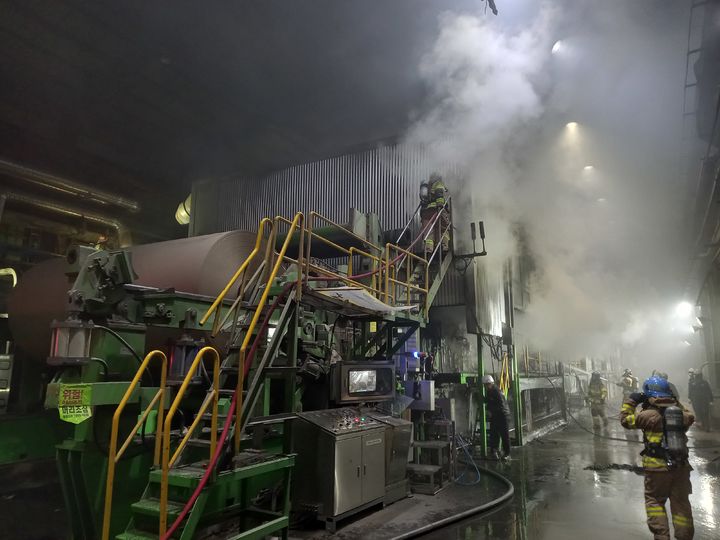 [대구=뉴시스] 20일 오전 0시40분께 달성군 현풍읍 골판지 제조 공장에서 화재가 발생했다. (사진 = 대구소방안전본부 제공) 2024.1.20. photo@newsis.com *재판매 및 DB 금지