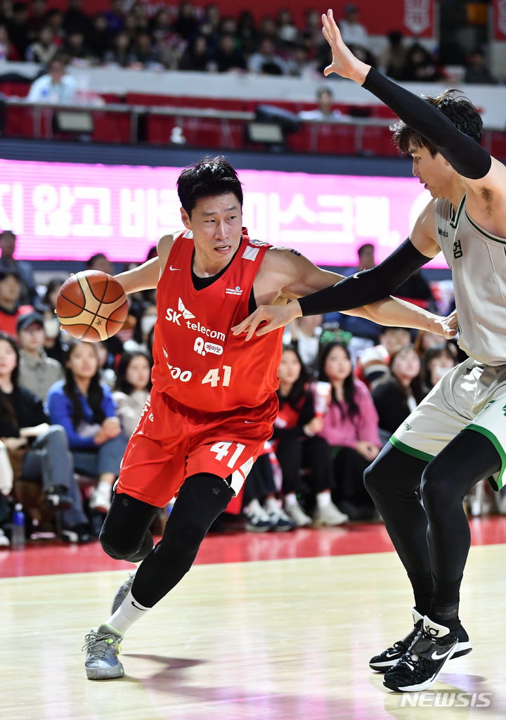 [서울=뉴시스] 프로농구 서울 SK의 오세근. (사진=KBL 제공)