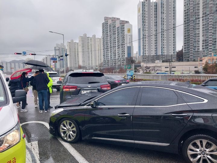 [부산=뉴시스] 20일 오후 부산 해운대구 수영강변대로를 달리던 아우디 승용차가 앞선 승용차를 들이받는 등 5중 추돌사고가 발생했다. (사진=부산소방재난본부 제공) 2024.01.20. photo@newsis.com *재판매 및 DB 금지