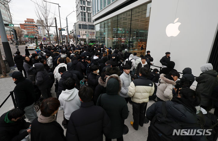 [서울=뉴시스] 김명년 기자 = 20일 오전 서울 마포구 애플 홍대 오픈 행사를 찾은 시민들이 입장을 기다리고 있다. 2024.01.20. kmn@newsis.com