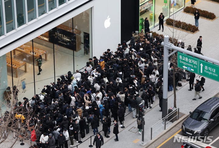 [서울=뉴시스] 김명년 기자 = 20일 오전 서울 마포구 애플 홍대 오픈 행사를 찾은 시민들이 입장을 기다리고 있다. 2024.01.20. kmn@newsis.com