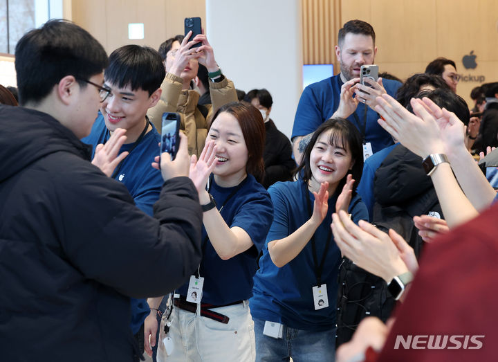 [서울=뉴시스] 김명년 기자 = 20일 오전 서울 마포구 애플 홍대 오픈 행사에서 직원들이 입장하는 손님들을 환영하고 있다. 2024.01.20. kmn@newsis.com