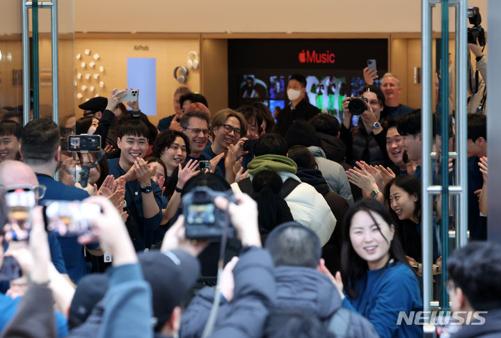 [서울=뉴시스] 김명년 기자 = 20일 오전 서울 마포구 애플 홍대 오픈 행사에서 직원들이 입장하는 손님들을 환영하고 있다. 2024.01.20. kmn@newsis.com