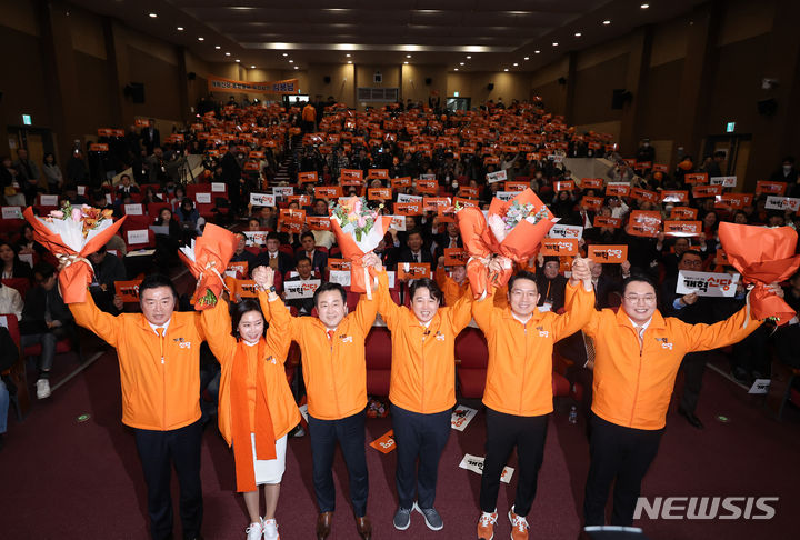 [서울=뉴시스] 김명년 기자 = 이준석 개혁신당 대표가 20일 오후 서울 영등포구 국회의원회관에서 열린 개혁신당 중앙당 창당대회에서 지도부와 손을 맞잡고 기념촬영을 하고 있다. 2024.01.20. kmn@newsis.com