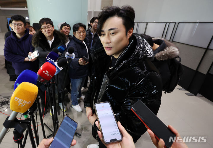 [인천공항=뉴시스] 조성우 기자 = 미국 메이저리그(MLB) 샌디에이고 파드리스 김하성이 20일 오후 인천국제공항 제2여객터미널을 통해 미국 로스앤젤레스로 출국하며 취재진 질문에 답하고 있다. 2024.01.20. xconfind@newsis.com