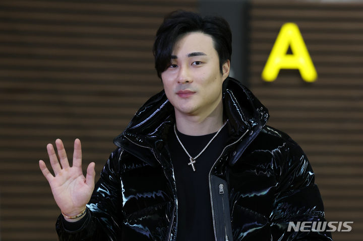 [인천공항=뉴시스] 조성우 기자 = 미국 메이저리그(MLB) 샌디에이고 파드리스 김하성이 20일 오후 인천국제공항 제2여객터미널을 통해 미국 로스앤젤레스로 출국하며 취재진을 향해 포즈를 취하고 있다. 2024.01.20. xconfind@newsis.com