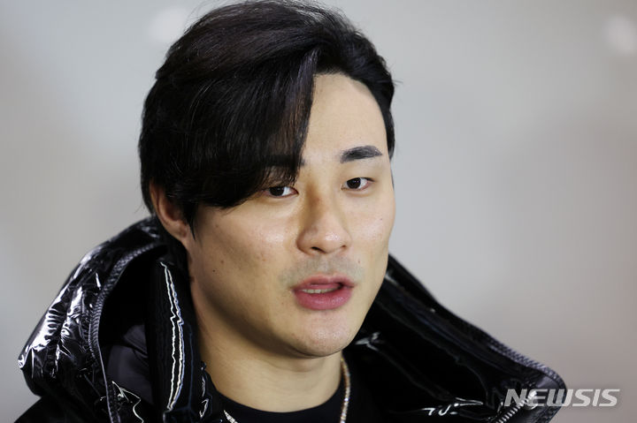 [인천공항=뉴시스] 조성우 기자 = 미국 메이저리그(MLB) 샌디에이고 파드리스 김하성이 20일 오후 인천국제공항 제2여객터미널을 통해 미국 로스앤젤레스로 출국하며 취재진 질문에 답하고 있다. 2024.01.20. xconfind@newsis.com