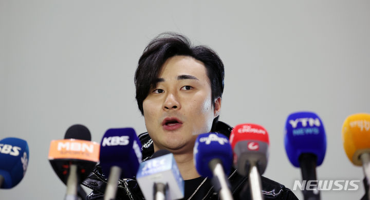 [인천공항=뉴시스] 조성우 기자 = 미국 메이저리그(MLB) 샌디에이고 파드리스 김하성이 20일 오후 인천국제공항 제2여객터미널을 통해 미국 로스앤젤레스로 출국하며 취재진 질문에 답하고 있다. 2024.01.20. xconfind@newsis.com