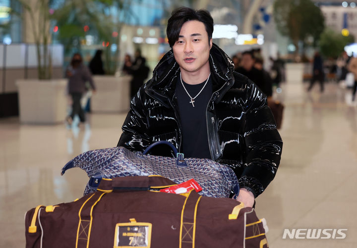 [인천공항=뉴시스] 조성우 기자 = 미국 메이저리그(MLB) 샌디에이고 파드리스 김하성이 20일 오후 인천국제공항 제2여객터미널을 통해 미국 로스앤젤레스로 출국하고 있다. 2024.01.20. xconfind@newsis.com