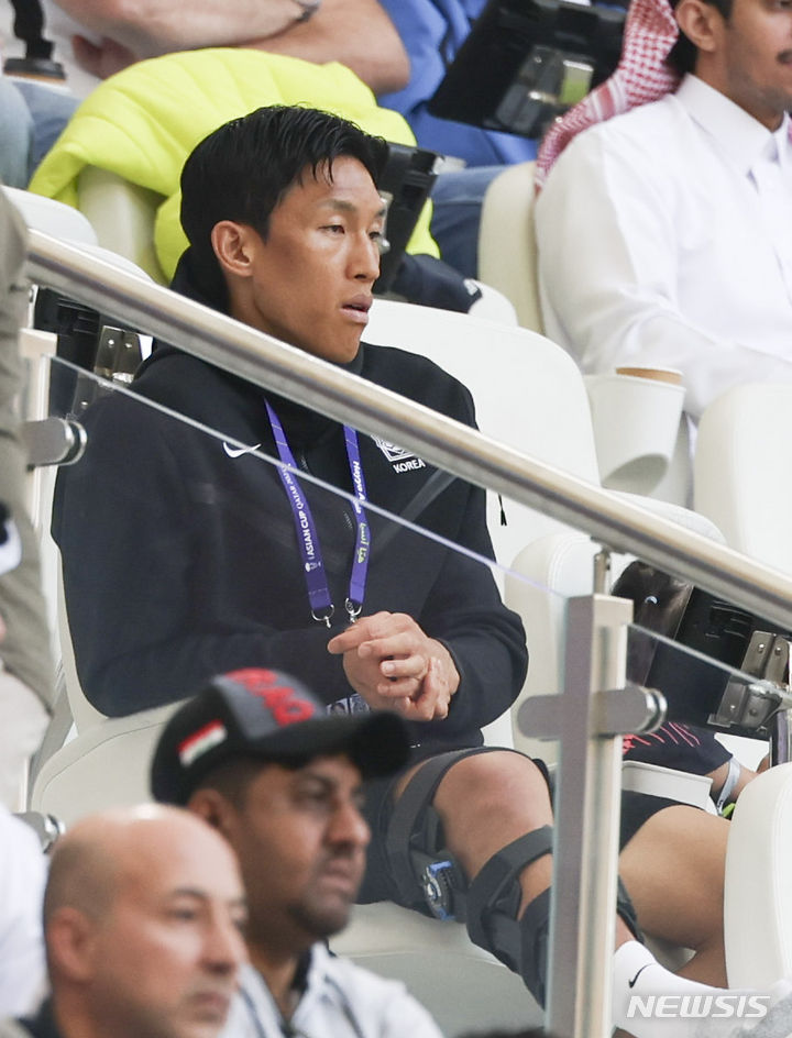 [도하(카타르)=뉴시스] 김근수 기자 = 부상으로 소집해제된 대한민국 축구대표팀 골키퍼 김승규가 20일(현지시각) 카타르 도하 알투마마 스타디움에서 열린 아시아축구연맹(AFC) 2023 카타르 아시안컵 E조 조별예선 2차전 요르단과 대한민국의 경기를 다리에 보호장비를 차고 지켜보고 있다. 2024.01.20. ks@newsis.com