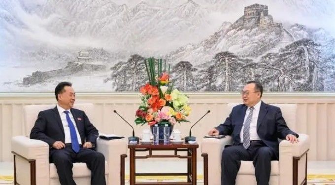 류젠차오 중국공산당 중앙 대외연락부장이 19일 베이징에서 리용남 북한 주중대사와 회담하고 있다. (사진출처: 대외연락부 캡처) 2024.01.21