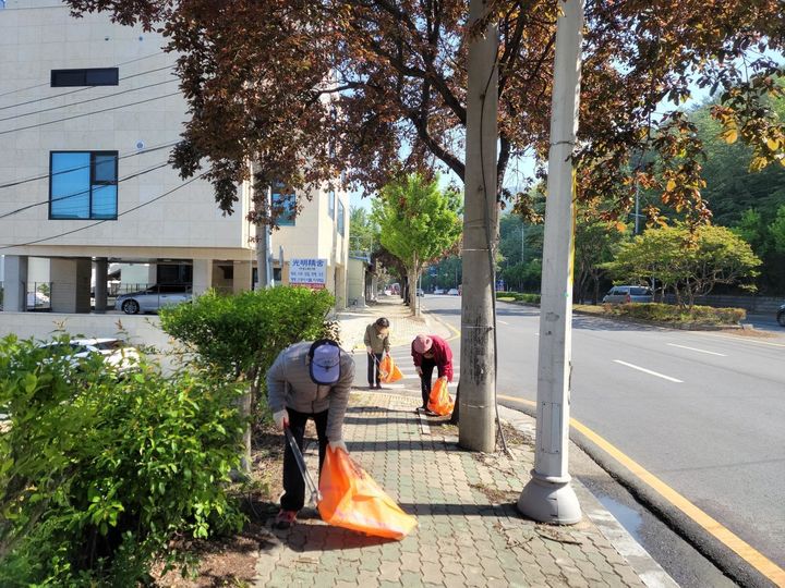 [대구=뉴시스] 지난 1월21일 대구 동구에서 노인들이 일자리 사업에 참여하는 모습.  (사진=대구시 동구 제공) 2024.01.21. photo@newsis.com *재판매 및 DB 금지