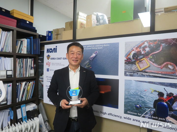 [부산=뉴시스] 이동민 기자 = 박경택 코아이 대표가 CES 2024 혁신상 트로피를 들고 있다. 2024.01.22. eastsky@newsis.com