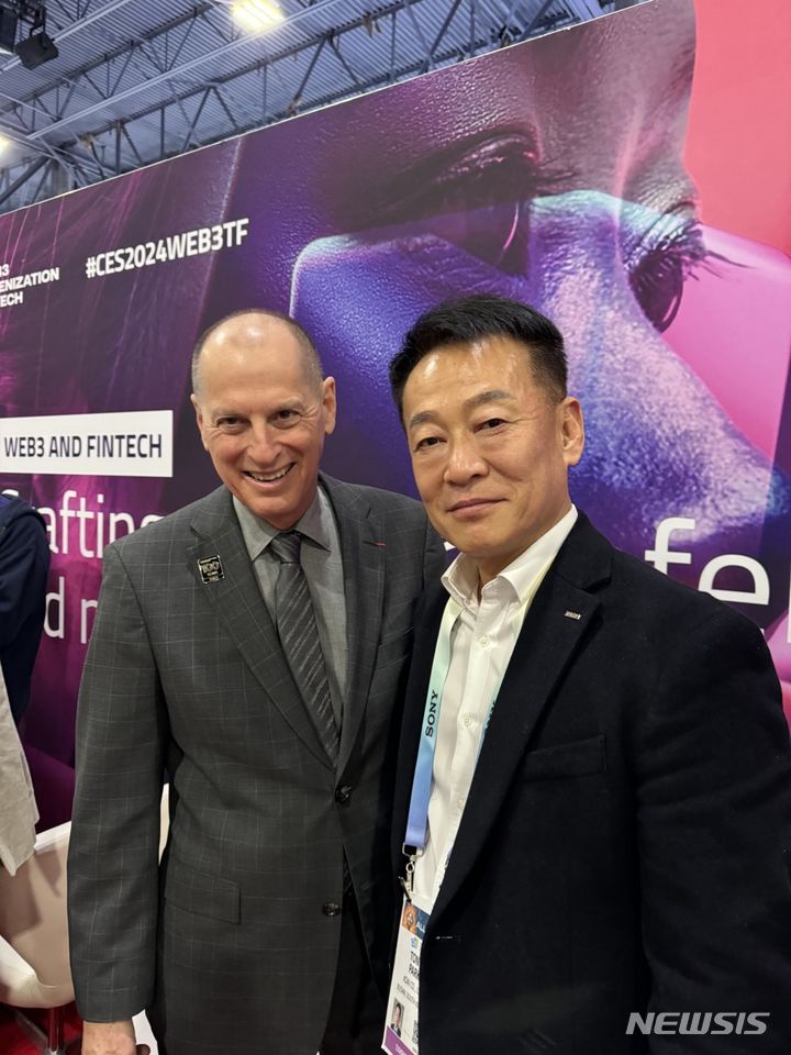 [부산=뉴시스] CES 2024 전시회 당시 코아이가 운영 중인 행사 부스에 격려 차 찾아온 게리 샤피로 CTA 회장(왼쪽)과 박경택 코아이 대표 (사진=코아이 제공) 2024.01.22. photo@newsis.com