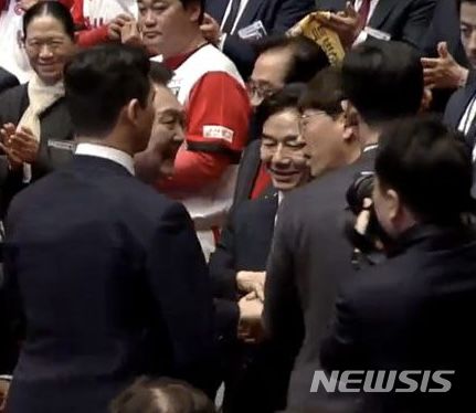 [서울=뉴시스]이용호 국민의힘 의원이 지난 18일 전주 덕진구 한국소리문화의전당 모악당에서 열린 전북특별자치도 출범식에서 강성희 진보당 의원에게 윤석열 대통령의 손을 놓아줄 것을 요구하고 있다. (사진 = 이용호 의원실 제공) 2024.01.21. photo1006@newsis.com