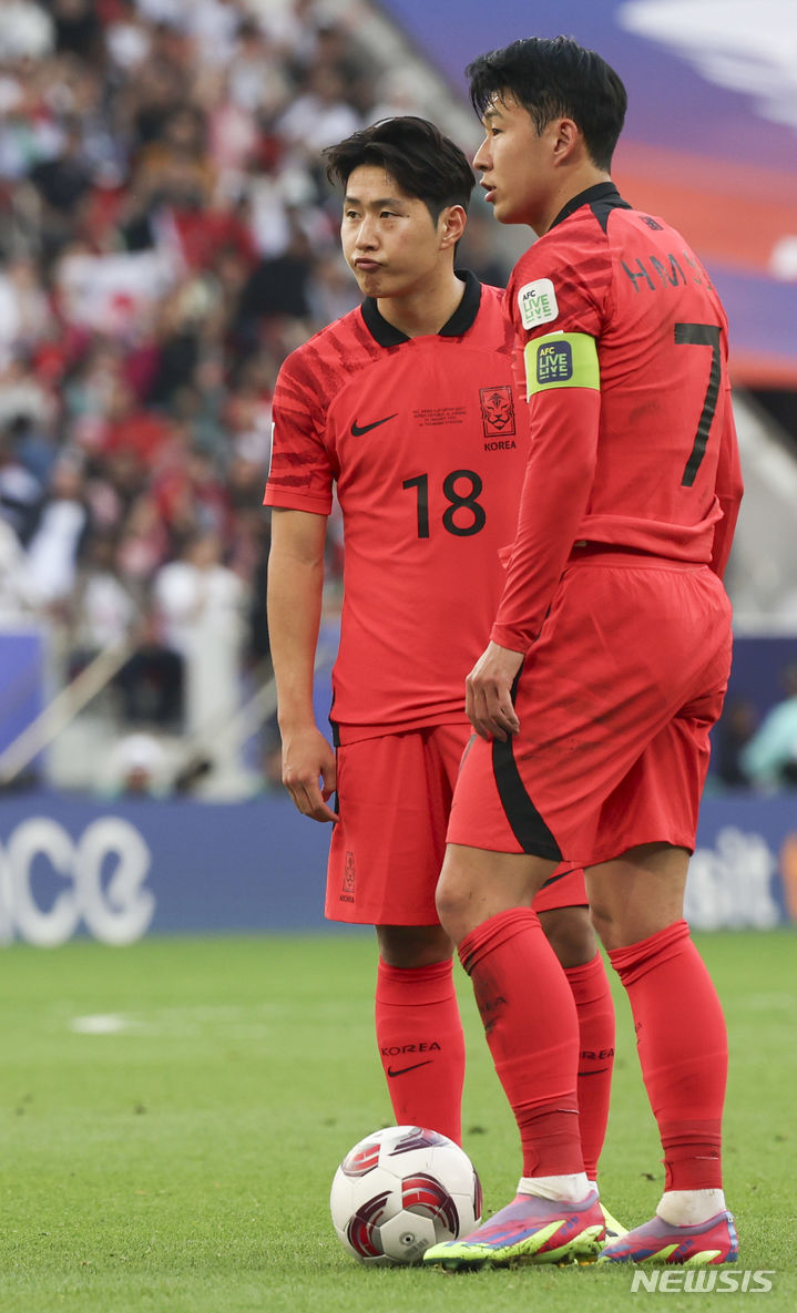 [도하(카타르)=뉴시스] 김근수 기자 = 20일(현지시각) 카타르 도하 알투마마 스타디움에서 열린 아시아축구연맹(AFC) 2023 카타르 아시안컵 E조 조별예선 2차전 요르단과 대한민국의 경기, 전반 손흥민과 이강인이 프리킥 준비를 하고 있다. 2024.01.21. ks@newsis.com