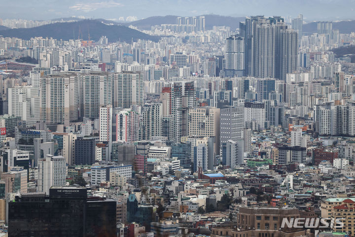 [서울=뉴시스] 정병혁 기자 = 서울 아파트 매매가격 하락세는 7주 연속 이어지고 있다. '전국 주간 아파트 가격 동향'에 따르면 1월 셋째주(15일 기준) 서울 아파트 매매가격은 0.06% 하락했다. 사진은 21일 서울 중구 남산에서 도심 아파트의 모습. 2024.01.21. jhope@newsis.com