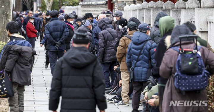 [서울=뉴시스] 정병혁 기자 = 지난 1월21일 서울 종로구 탑골공원 인근에서 노인들이 무료급식소에서 점심 배식을 받기 위해 줄 서 있다. 2024.01.21. jhope@newsis.com