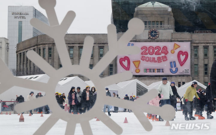 [서울=뉴시스] 김명원 기자 = 낮 기온이 평년보다 높고, 흐리고 포근한 날씨를 보인 21일 서울 중구 서울광장 스케이트장에서 시민들이 스케이트를 타며 휴일을 즐기고 있다. 기상청은 오늘 오후 9시부터 서울 전역(동남권, 동북권, 서남권, 서북권)에 한파주의보가 발효된다고 밝혔다. 22일 아침 최저기온은 -10~1도, 낮 최고기온은 -8~3도를 오르내리며, 바람도 강하게 불어 체감온도는 더욱 낮아 추울것으로 전망했다. 2024.01.21. kmx1105@newsis.com