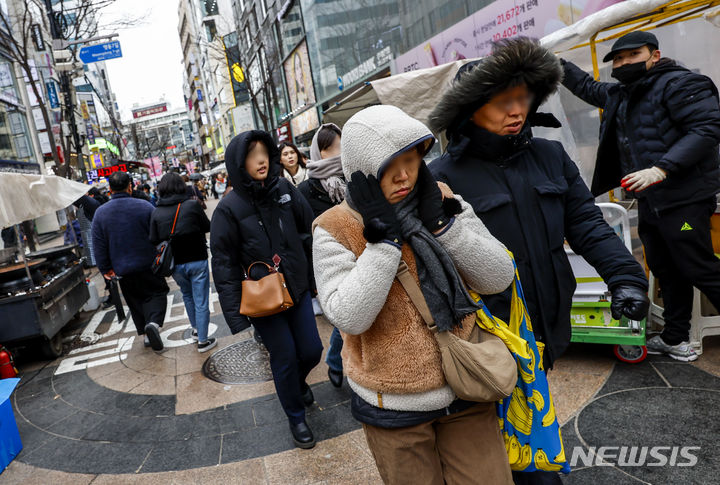 [서울=뉴시스] 정병혁 기자 = 21일 서울 중구 명동거리에서 두꺼운 옷차림한 한 여행객들이 이동하고 있다.  기상청은 "찬 대륙고기압이 우리나라로 확장하면서 기온이 급격히 떨어져 오늘 오후 9시부터 서울 전역(동남권, 동북권, 서남권, 서북권)에 한파주의보가 발효된다"고 밝혔다2024.01.21. jhope@newsis.com