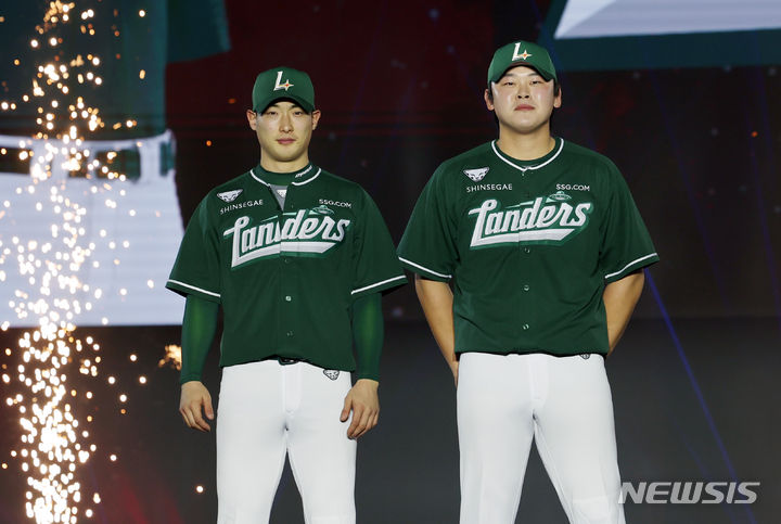 [인천=뉴시스] 김진아 기자 = 21일 인천 연수구 송도컨벤시아에서 열린 '2024 SSG랜더스 팬 페스티벌'에서 최지훈, 전의산 선수가 2024시즌 정규 얼트(ALT) 유니폼을 입고 포즈를 취하고 있다. 2024.01.21. bluesoda@newsis.com