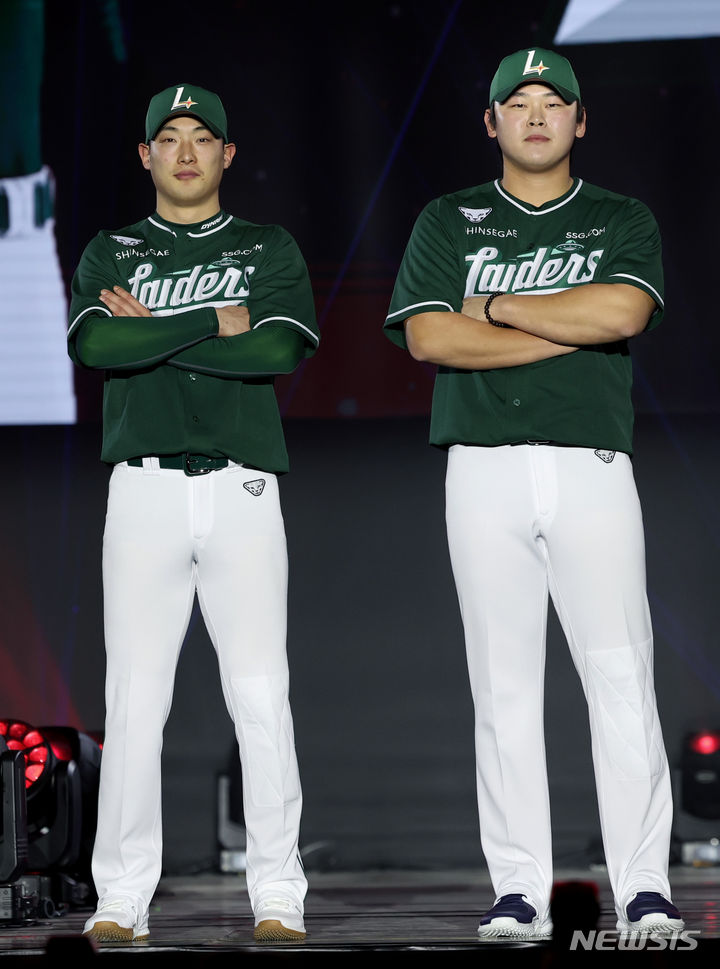 [인천=뉴시스] 김진아 기자 = 21일 인천 연수구 송도컨벤시아에서 열린 '2024 SSG랜더스 팬 페스티벌'에서 최지훈, 전의산 선수가 2024시즌 정규 얼트(ALT) 유니폼을 입고 포즈를 취하고 있다. 2024.01.21. bluesoda@newsis.com