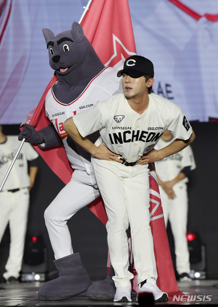 [인천=뉴시스] 김진아 기자 = 21일 인천 연수구 송도컨벤시아에서 열린 '2024 SSG랜더스 팬 페스티벌'에서 개그맨 김원훈이 2024시즌 정규 인천군 유니폼을 입고 포즈를 취하고 있다. 2024.01.21. bluesoda@newsis.com