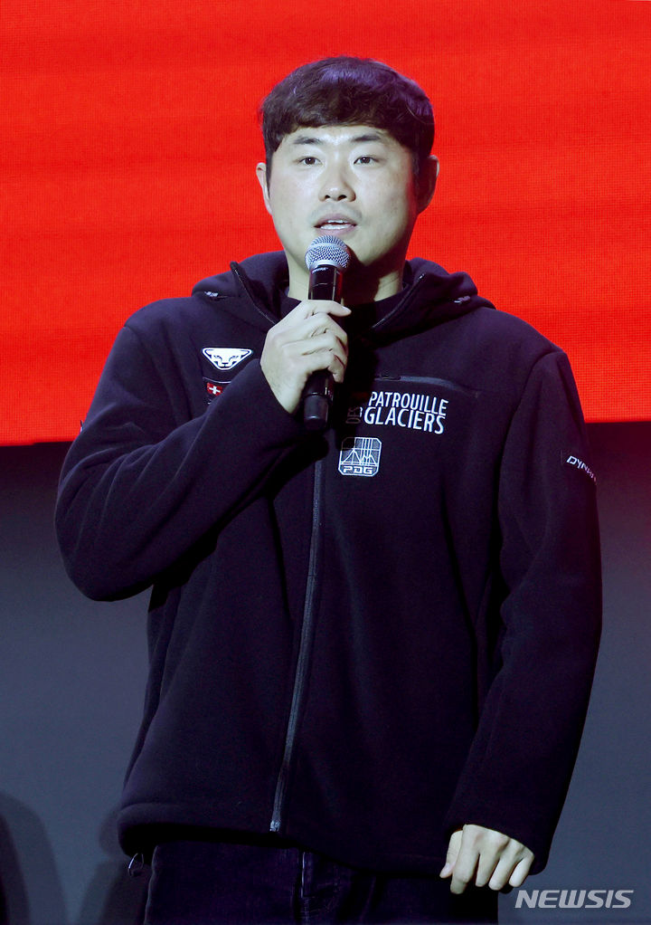[인천=뉴시스] 김진아 기자 = 21일 인천 연수구 송도컨벤시아에서 열린 '2024 SSG랜더스 팬 페스티벌'에서 이지영 선수가 인사말을 하고 있다. 2024.01.21. bluesoda@newsis.com