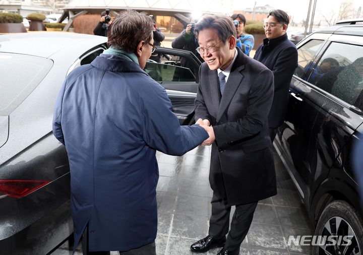 [서울=뉴시스] 조성봉 기자 = 이재명 더불어민주당 대표와 이해찬 전 대표가 21일 오후 서울 여의도 한 식당에서 회동을 마치고 악수를 하고 있다. 2024.01.21. suncho21@newsis.com