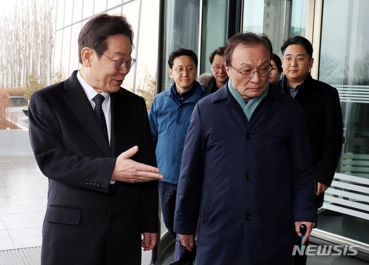 [서울=뉴시스] 조성봉 기자 = 이재명 더불어민주당 대표와 이해찬 전 대표가 21일 오후 서울 여의도 한 식당에서 회동을 마치고 밖으로 나서고 있다. 2024.01.21. suncho21@newsis.com