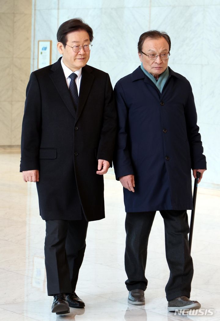[서울=뉴시스] 조성봉 기자 = 이재명 더불어민주당 대표와 이해찬 전 대표가 21일 오후 서울 여의도 한 식당에서 회동을 마치고 밖으로 나서고 있다. 2024.01.21. suncho21@newsis.com