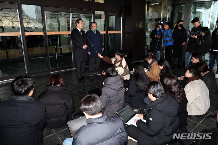 [서울=뉴시스] 조성봉 기자 = 이재명 더불어민주당 대표와 이해찬 전 대표가 21일 오후 서울 여의도 한 식당에서 회동을 마치고 취재진의 질문에 답변하고 있다. 2024.01.21. suncho21@newsis.com