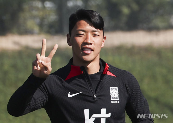 [도하(카타르)=뉴시스] 김근수 기자 = 대한민국 축구대표팀 황희찬이 21일(현지시각) 카타르 도하 알 에글라 트레이닝 센터에서 회복 훈련을 하고 있다. 위르겐 클린스만 감독이 이끄는 대표팀은 오는 25일 말레이시아와 마지막 조별예선 3차전을 치른다. 2024.01.21. ks@newsis.com