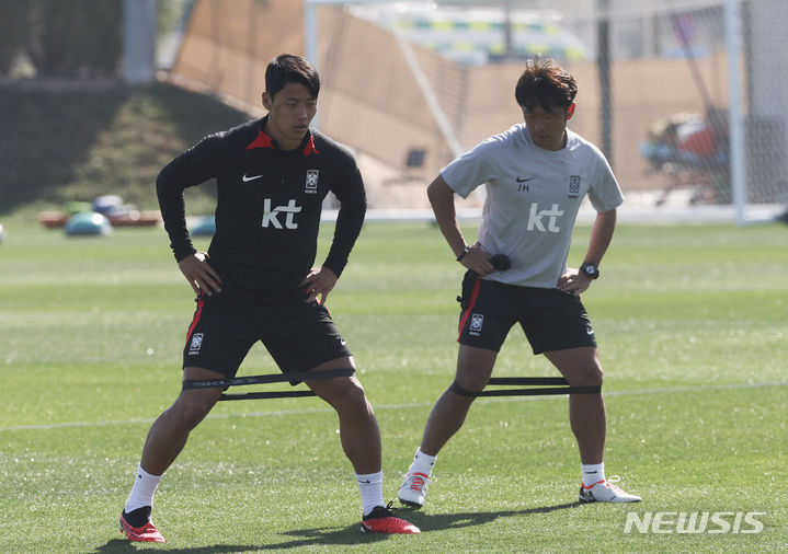 [도하(카타르)=뉴시스] 김근수 기자 = 대한민국 축구대표팀 황희찬이 21일(현지시각) 카타르 도하 알 에글라 트레이닝 센터에서 회복 훈련을 하고 있다. 위르겐 클린스만 감독이 이끄는 대표팀은 오는 25일 말레이시아와 마지막 조별예선 3차전을 치른다. 2024.01.21. ks@newsis.com