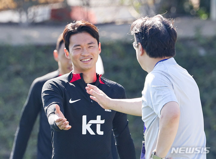 [도하(카타르)=뉴시스] 김근수 기자 = 대한민국 축구대표팀 김진수가 21일(현지시각) 카타르 도하 알 에글라 트레이닝 센터 훈련장으로 나오고 있다. 위르겐 클린스만 감독이 이끄는 대표팀은 오는 25일 말레이시아와 마지막 조별예선 3차전을 치른다. 2024.01.21. ks@newsis.com