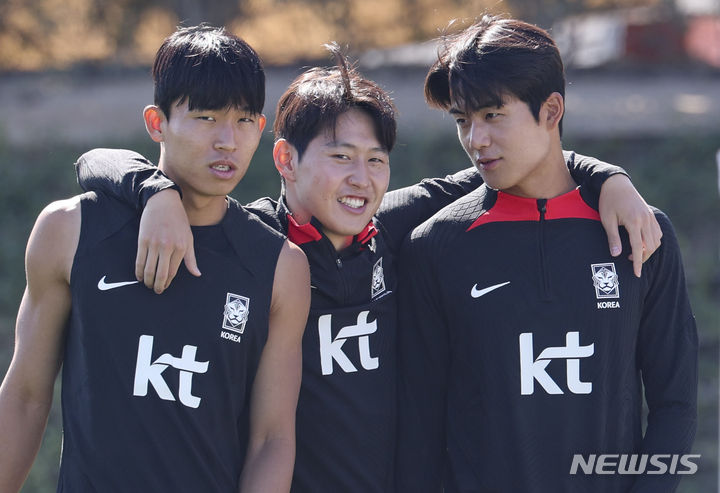 [도하(카타르)=뉴시스] 김근수 기자 = 대한민국 축구대표팀 이강인과 정우영,설영우가 21일(현지시각) 카타르 도하 알 에글라 트레이닝 센터 훈련장으로 나오고 있다. 위르겐 클린스만 감독이 이끄는 대표팀은 오는 25일 말레이시아와 마지막 조별예선 3차전을 치른다. 2024.01.21. ks@newsis.com