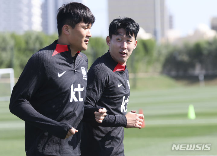 [도하(카타르)=뉴시스] 김근수 기자 = 대한민국 축구대표팀 손흥민, 김민재가 21일(현지시각) 카타르 도하 알 에글라 트레이닝 센터에서 회복 훈련을 하고 있다. 위르겐 클린스만 감독이 이끄는 대표팀은 오는 25일 말레이시아와 마지막 조별예선 3차전을 치른다. 2024.01.21. ks@newsis.com