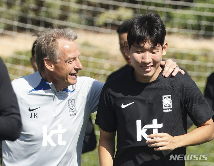 [도하(카타르)=뉴시스] 김근수 기자 = 대한민국 축구대표팀 위르겐 클린스만 감독과 홍현석이 21일(현지시각) 카타르 도하 알 에글라 트레이닝 센터에서 회복 훈련 도중 이야기를 나누고 있다. 위르겐 클린스만 감독이 이끄는 대표팀은 오는 25일 말레이시아와 마지막 조별예선 3차전을 치른다. 2024.01.21. ks@newsis.com