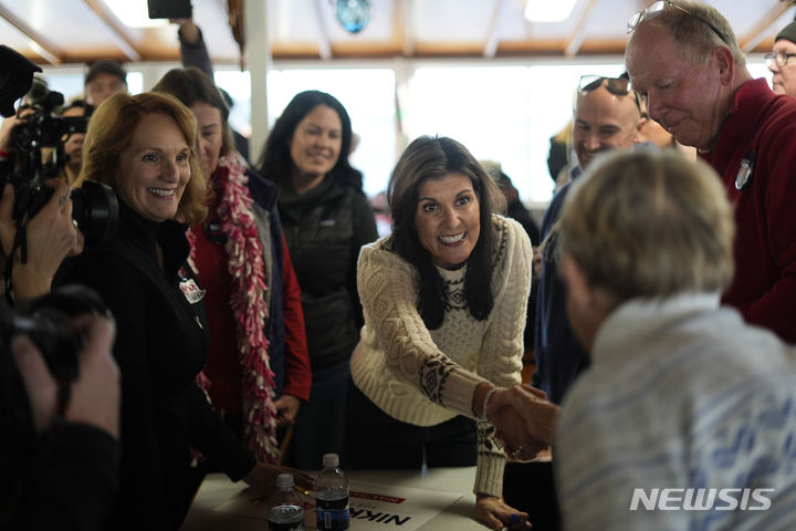 [시브룩=AP/뉴시스]니티 헤일리 전 유엔 주재 미국 대사가 21일(현지시간) 뉴햄프셔 시브룩의 한 랍스터 식당에서 선거 유세를 하고 있다. 2024.01.22.