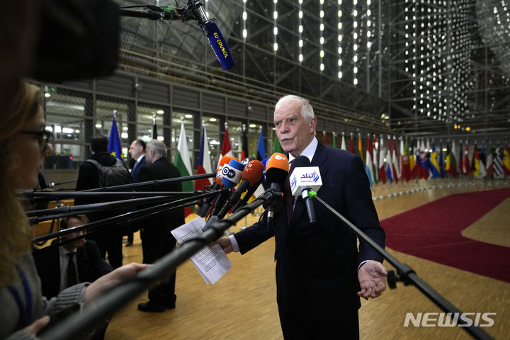 [AP/뉴시스] 조셉 보렐 EU 외교정책 대표가 22일 외무장관 회동을 주재하기 위해 정상회의상임회의 본부에 도착한 뒤 취재진의 질의에 답하고 있다