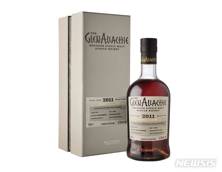 [서울=뉴시스]GS리테일이 글렌알라키의 GS리테일 헌정 상품 '글렌알라키싱글캐스크2011GS리테일에디션' 369병을 주류 스마트오더 플랫폼 와인25플러스, GS25, GS더프레시에서 판매한다고 22일 밝혔다.2024.01.22.(사진=GS리테일 제공)photo@newsis.com