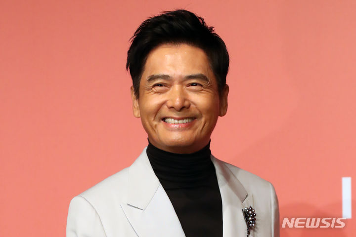 [부산=뉴시스] 박진희 기자 = 부산국제영화제 '올해의 아시아영화인상' 수상자 홍콩(중국) 배우 주윤발이 5일 부산 해운대구 KNN 시어터에서 기자회견을 하고 있다. 2023.10.05. pak7130@newsis.com