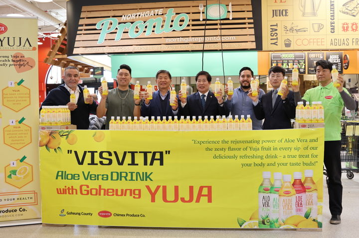 공영민 고흥군수와 군청 직원들이 미국 현지 마트에서 고흥 농수산물 판촉 활동을 펼치고 있다. (사진=고흥군 제공) *재판매 및 DB 금지