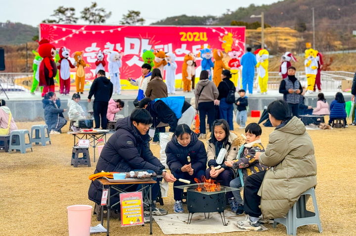 순창맛페스타 겨울간식존에서 모닷불에 가래떡을 구워먹는 가족관광객들. *재판매 및 DB 금지